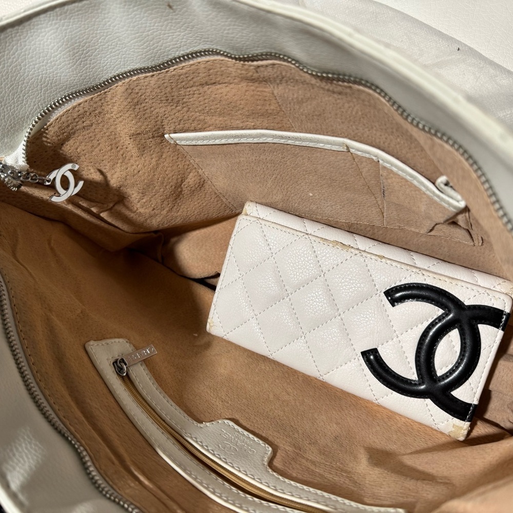 Chanel White and Black Quilted Women's Bag - Picture 3 of 5